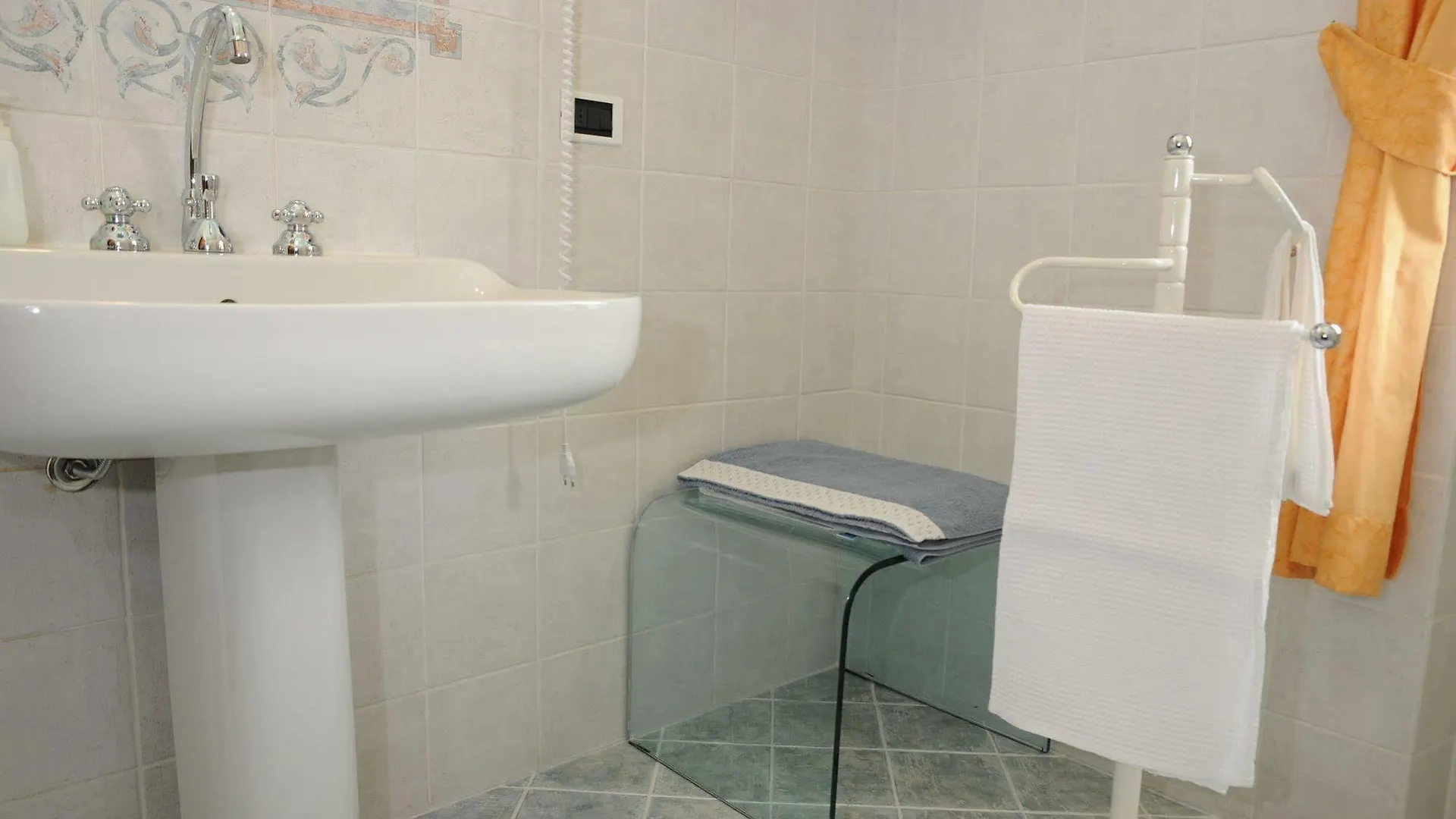 Tarussio Otel Arezzo Konukevi